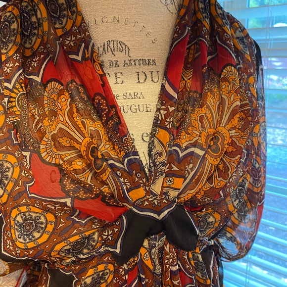 Beautiful blouse! Nice and rich combination color - Picture 5 of 8